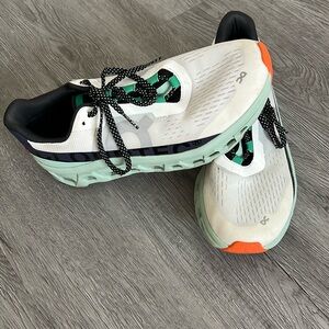 ON CLOUDMONSTER RUNNING SHOES